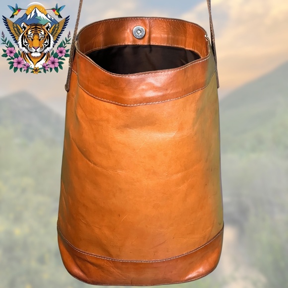 🌟Leaders in Leather: Vintage Cognac Leather Bucket Shoulder Bag🌟 - Picture 1 of 8